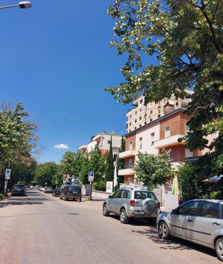 Spacious Family-Friendly Apartment In The Heart Of Bllok Tirana Exterior photo